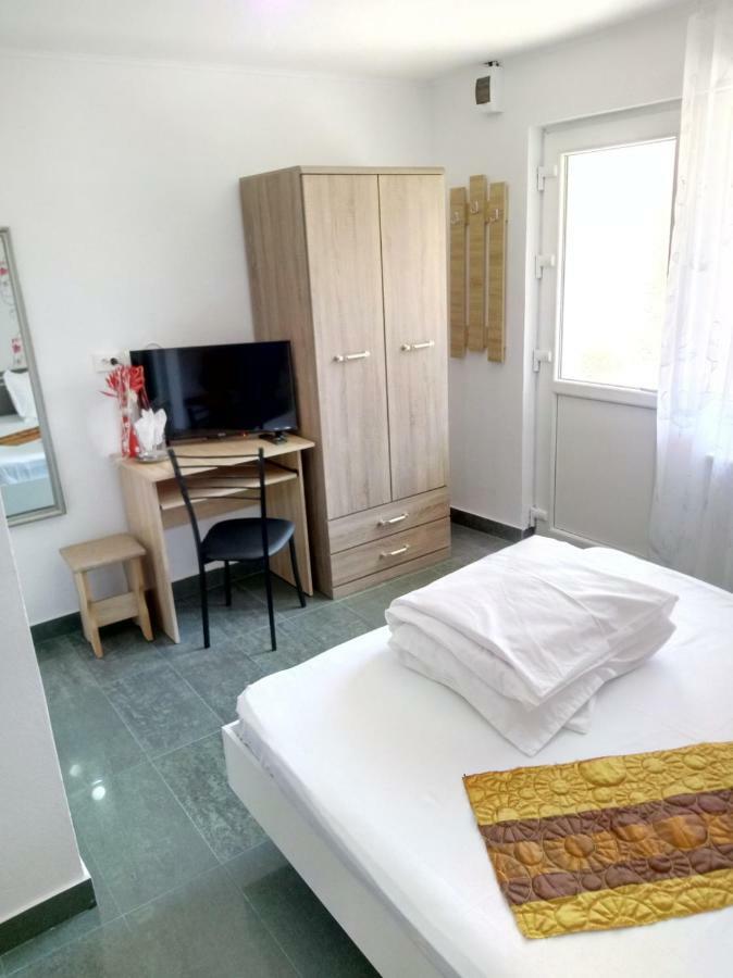 Camere De Inchiriat Carpati Hunedoara Buitenkant foto