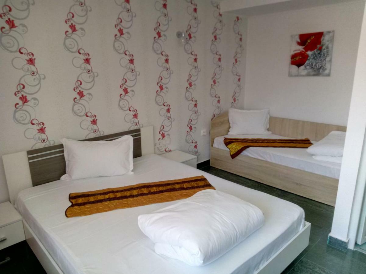 Camere De Inchiriat Carpati Hunedoara Buitenkant foto