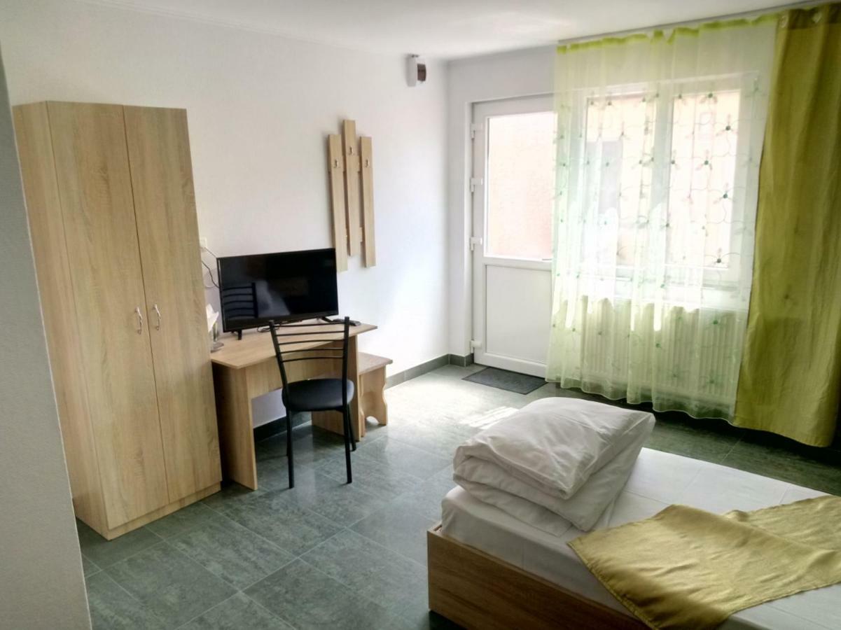 Camere De Inchiriat Carpati Hunedoara Buitenkant foto
