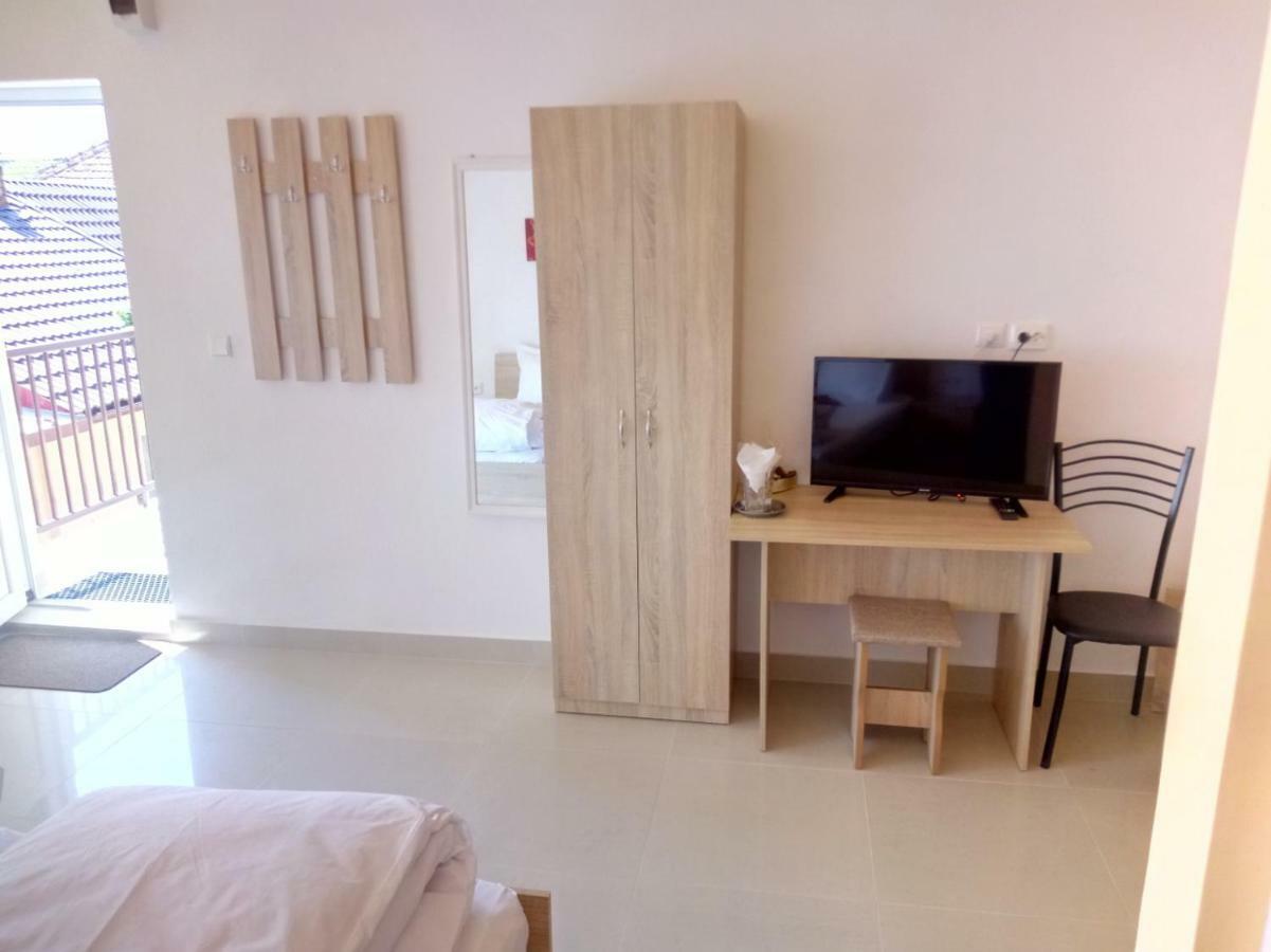 Camere De Inchiriat Carpati Hunedoara Buitenkant foto