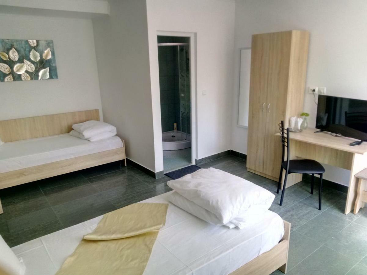 Camere De Inchiriat Carpati Hunedoara Buitenkant foto