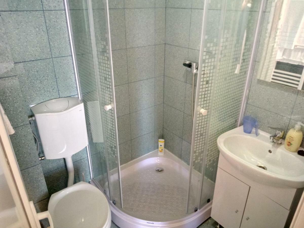 Camere De Inchiriat Carpati Hunedoara Buitenkant foto