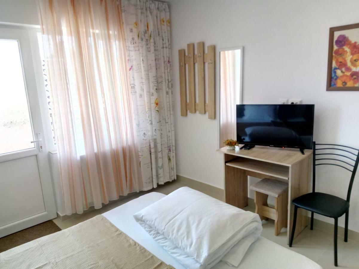 Camere De Inchiriat Carpati Hunedoara Buitenkant foto