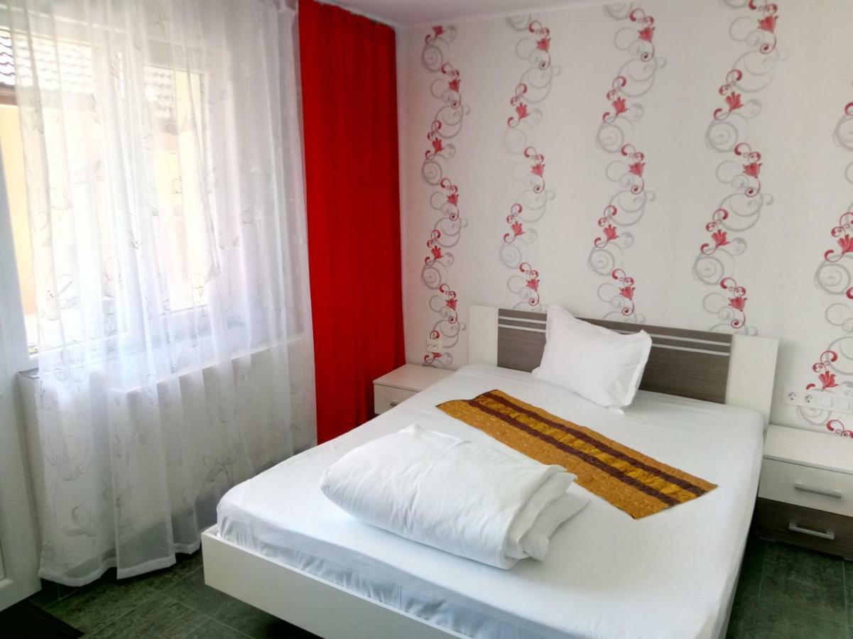 Camere De Inchiriat Carpati Hunedoara Buitenkant foto