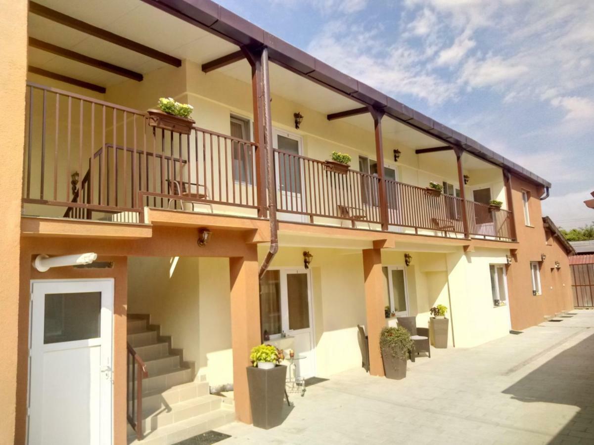 Camere De Inchiriat Carpati Hunedoara Buitenkant foto