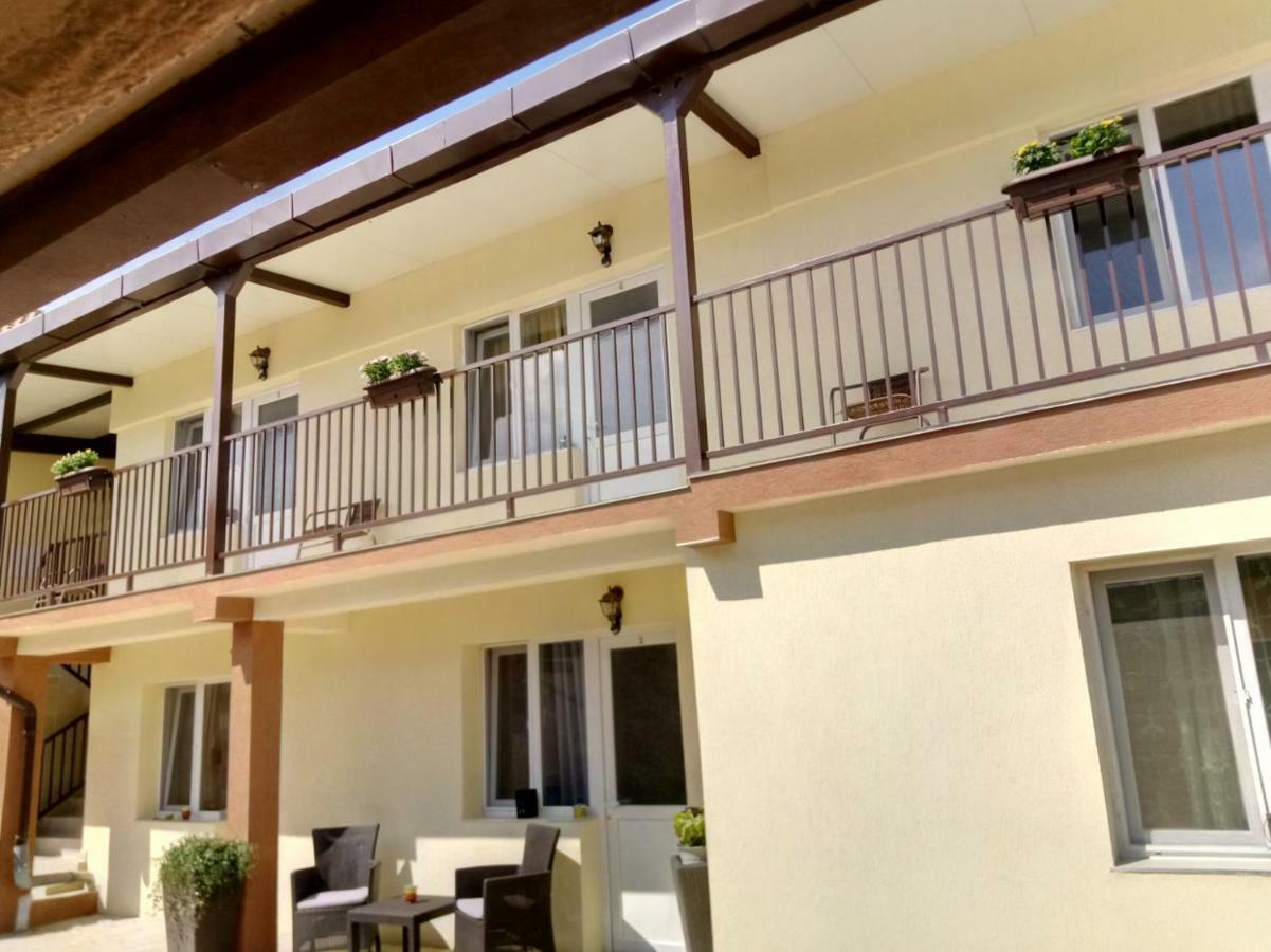 Camere De Inchiriat Carpati Hunedoara Buitenkant foto