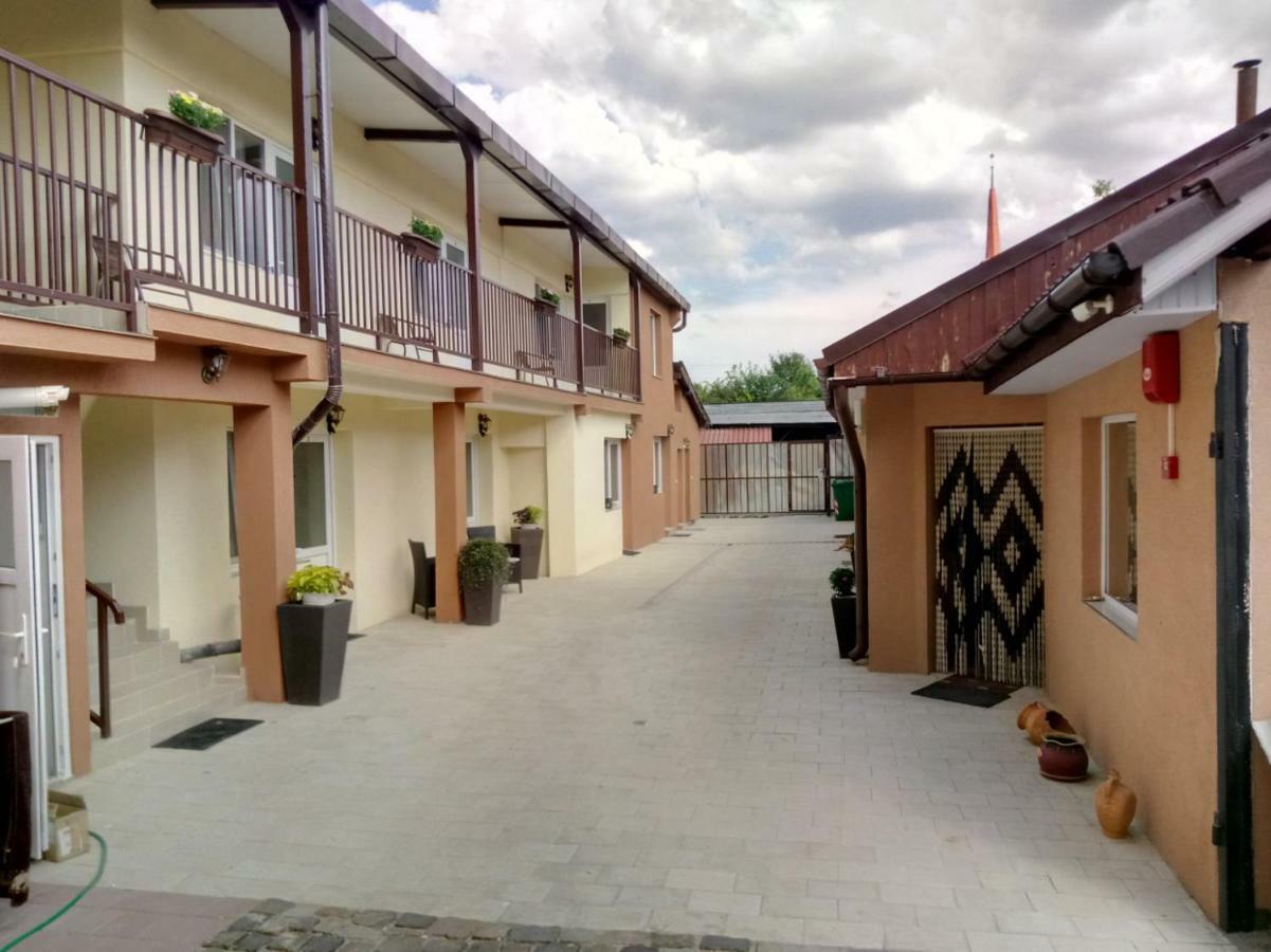 Camere De Inchiriat Carpati Hunedoara Buitenkant foto
