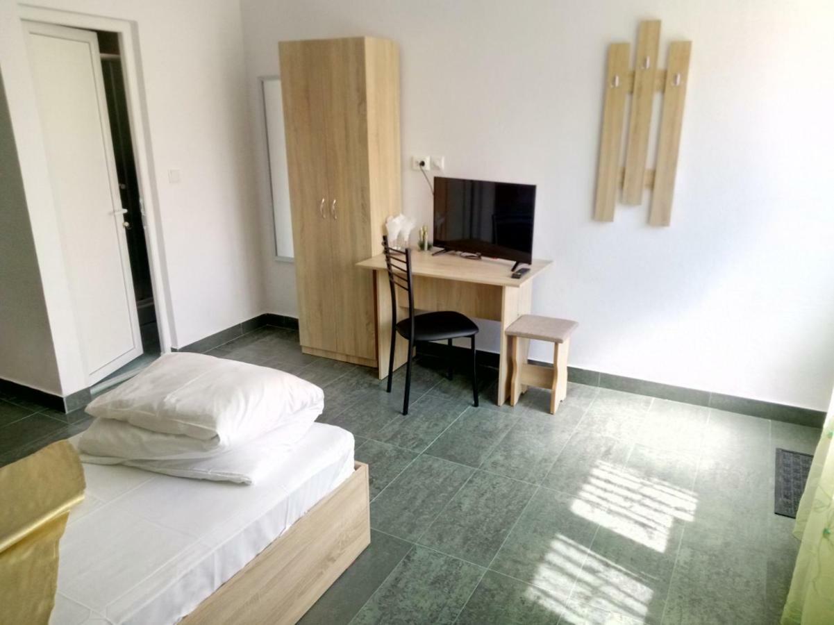 Camere De Inchiriat Carpati Hunedoara Buitenkant foto