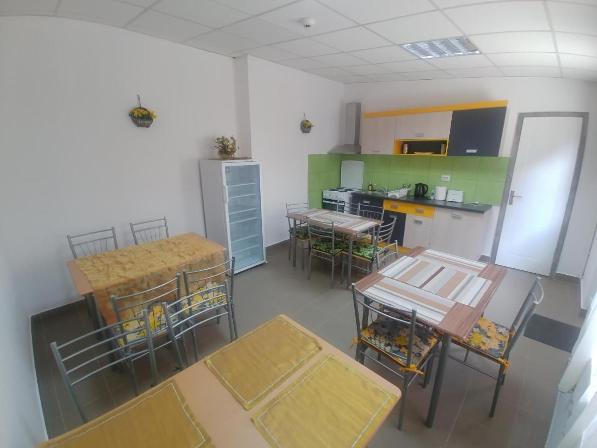 Camere De Inchiriat Carpati Hunedoara Buitenkant foto
